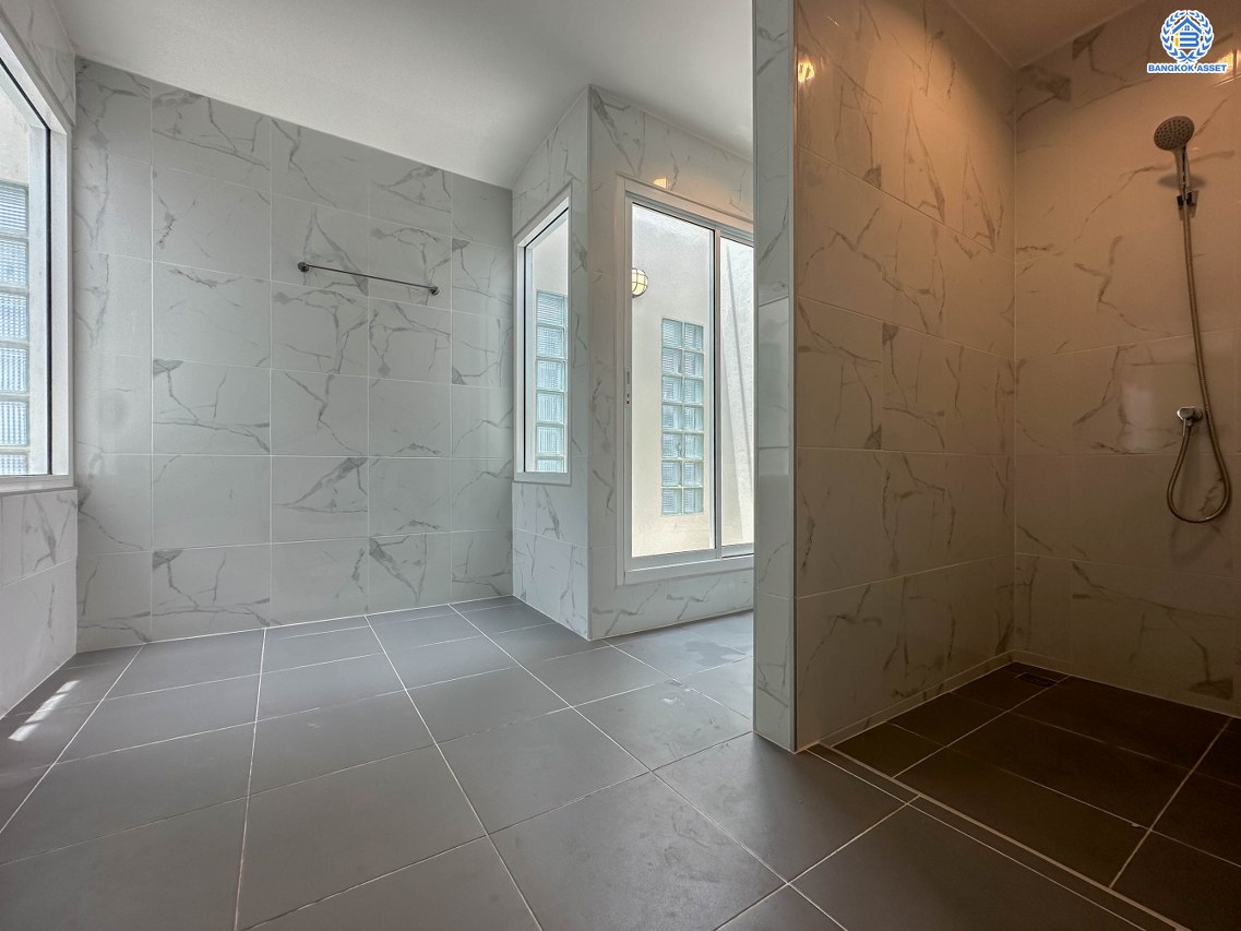 บ้านมือสองตกแต่งใหม่ โครงการ โนเบิล วานา วัชรพล ดีไซน์สุดโดดเด่น เนื้อที่ 67.5 ตร.ว. ฟังก์ชันจัดเต็ม 3 ห้องนอน 4 ห้องน้ำ 1 ห้องแม่บ้าน จอดรถได้ 2 คัน บนทำเลเดินทางสะดวก ใกล้เซ็นทรัลรามอินทรา, จุดขึ้นทางด่วน "สุขาภิบาล5-1" และรถไฟฟ้าสายสีชมพู "สถานีวัชรพล"